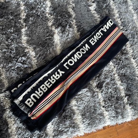 Reversible Burberry scarf / wrap / shawl - Picture 1 of 2